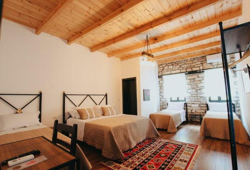 חדר משפחתי דלוקס, Bujtina Maria