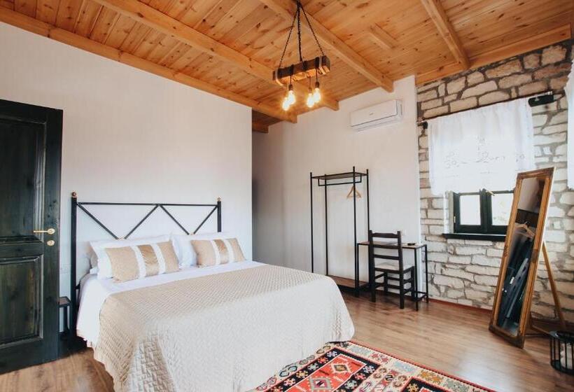 חדר דלוקס, Bujtina Maria