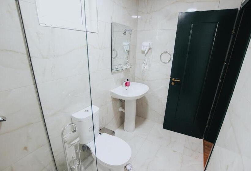 חדר משפחתי דלוקס, Bujtina Maria