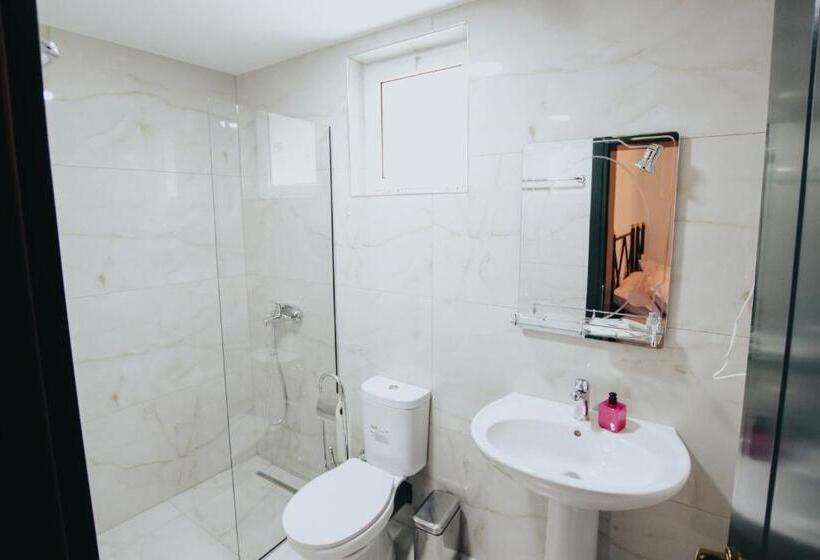 חדר משפחתי דלוקס, Bujtina Maria