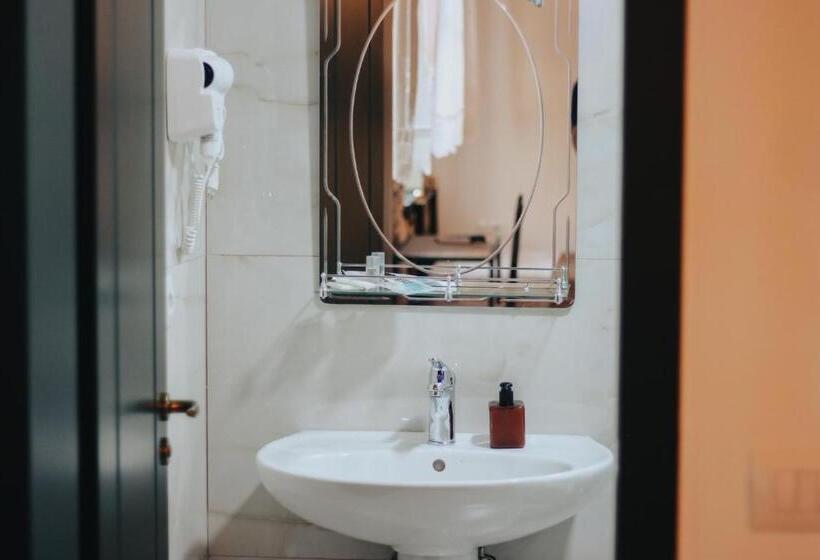 חדר סטנדרט לארבעה, Bujtina Maria