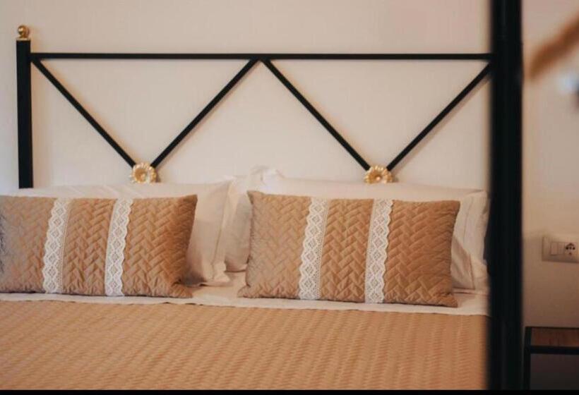 חדר בסיסי לשלושה, Bujtina Maria