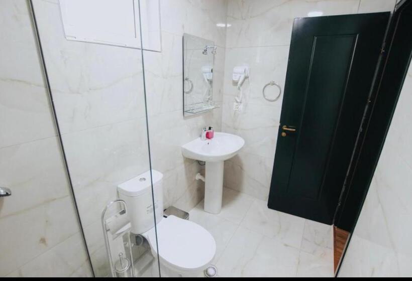 חדר בסיסי לשלושה, Bujtina Maria