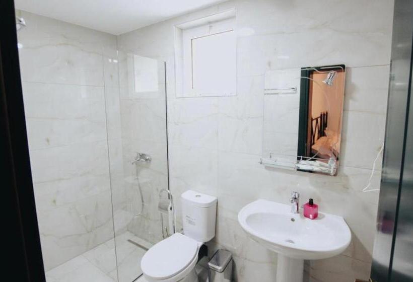 חדר בסיסי לשלושה, Bujtina Maria