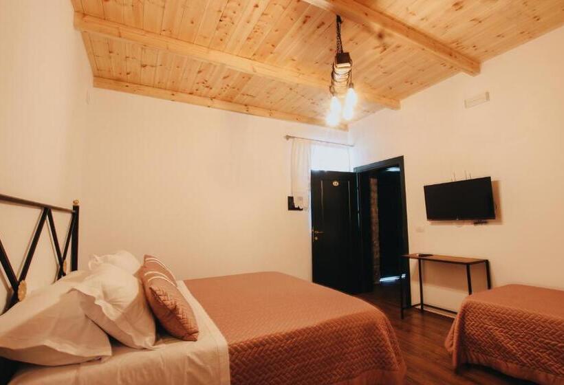 חדר בסיסי לשלושה, Bujtina Maria