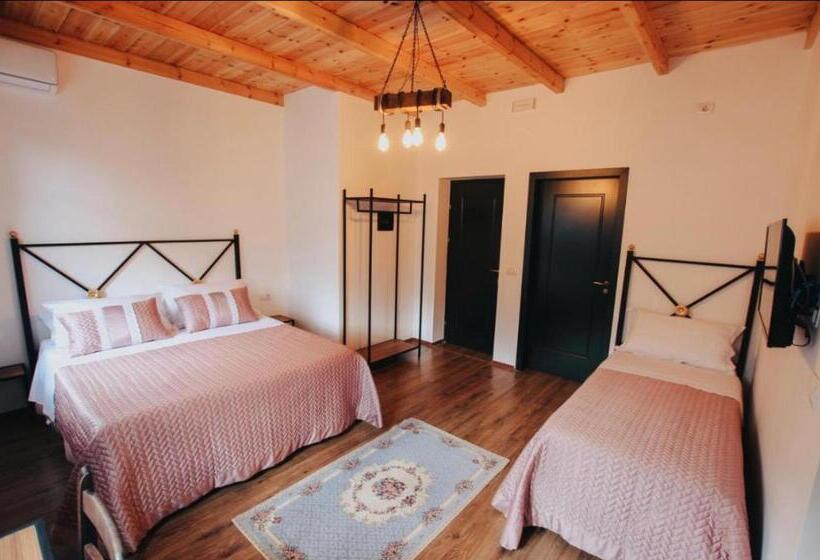 חדר סטנדרט לשלושה, Bujtina Maria