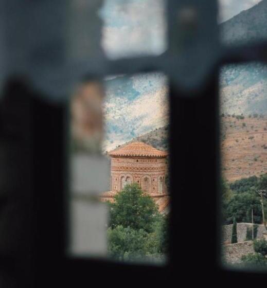 חדר סטנדרט לשלושה, Bujtina Maria