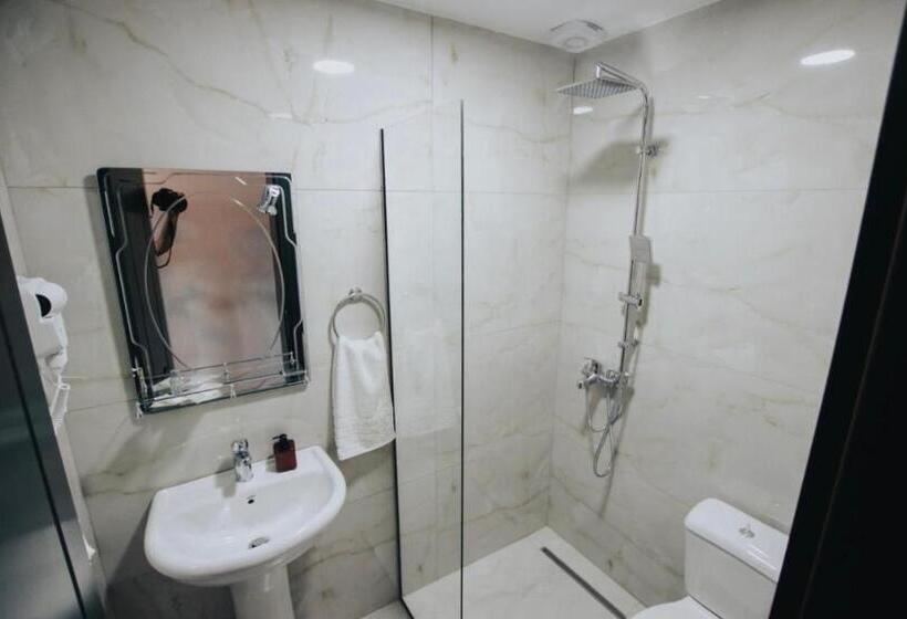 חדר סטנדרט לשלושה, Bujtina Maria