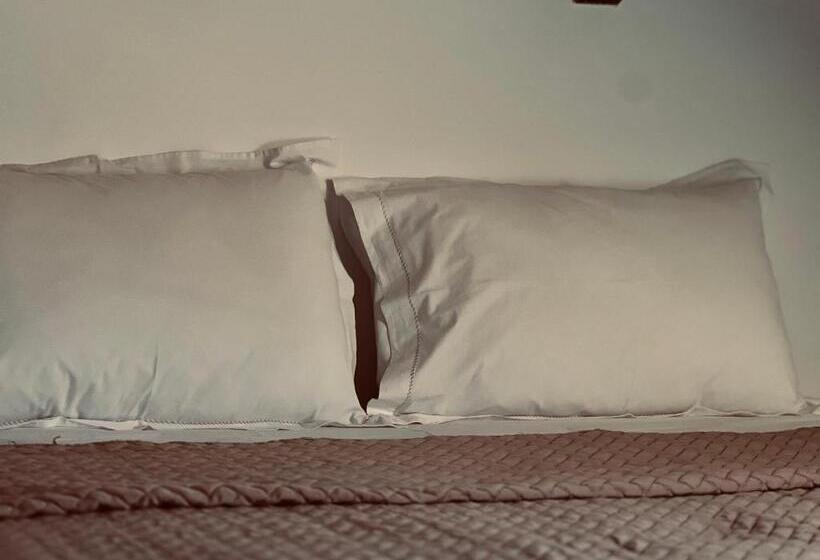 חדר משפחתי, Bujtina Maria