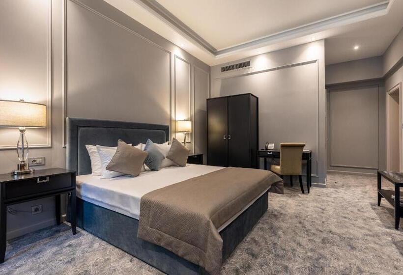 Suite Pat King, Dvoryansky