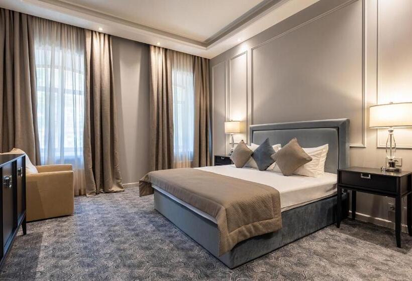 Suite Pat King, Dvoryansky