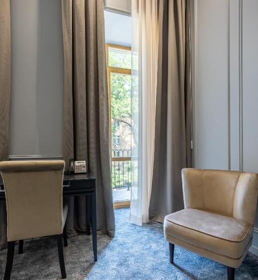 Suite cu balcon, Dvoryansky