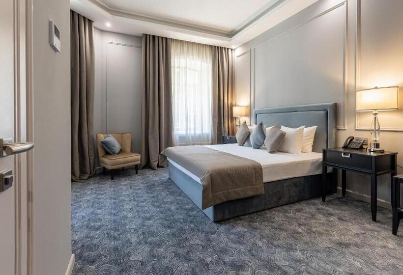 Suite cu balcon, Dvoryansky