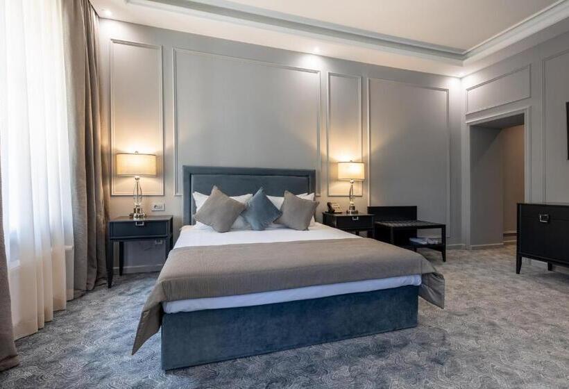 Suite cu balcon, Dvoryansky