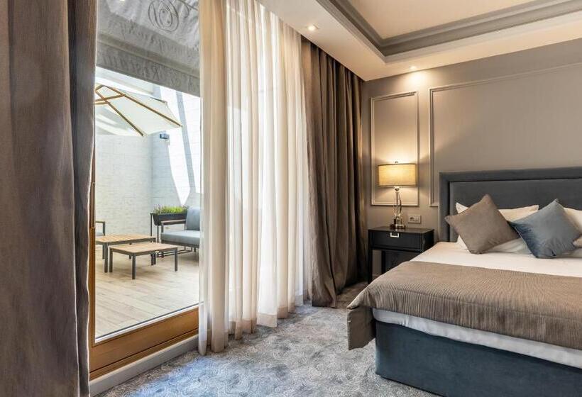 Suite cu Terasă, Dvoryansky