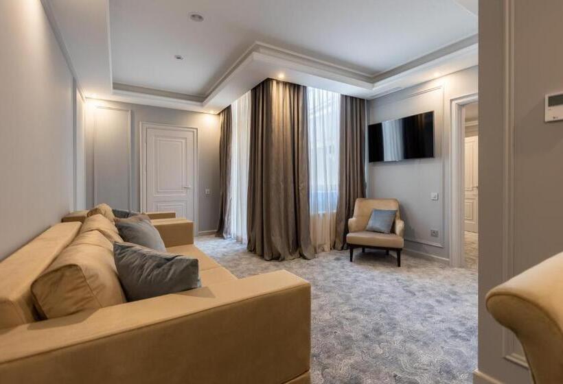 Suite Executivă, Dvoryansky