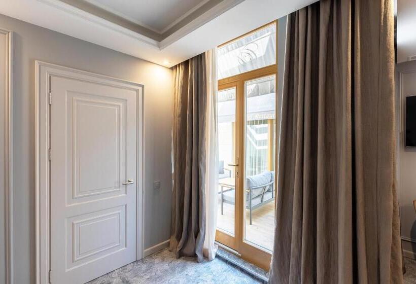 Suite Executivă, Dvoryansky