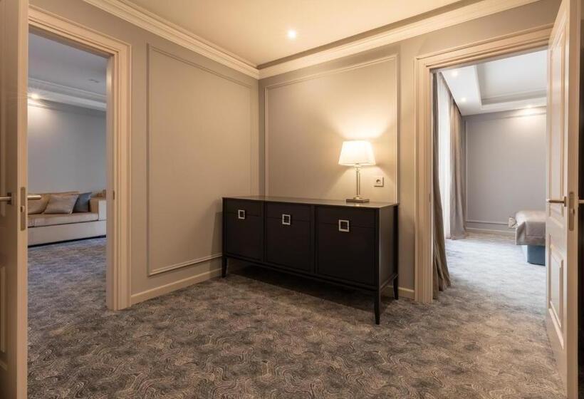 Suite Executivă, Dvoryansky