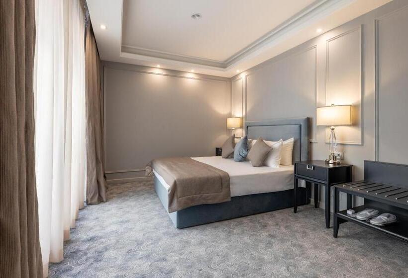 Suite Executivă, Dvoryansky