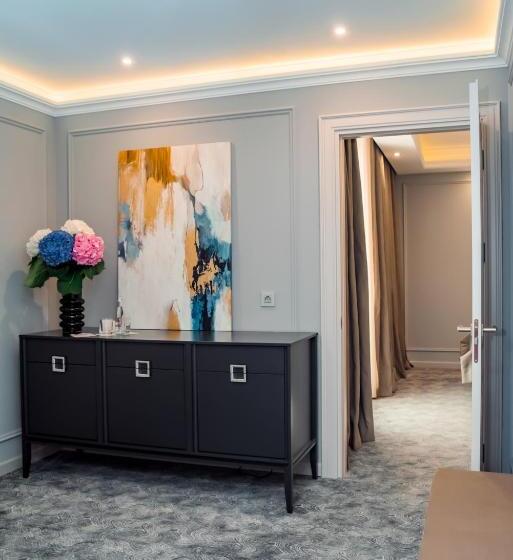 Suite Executivă, Dvoryansky