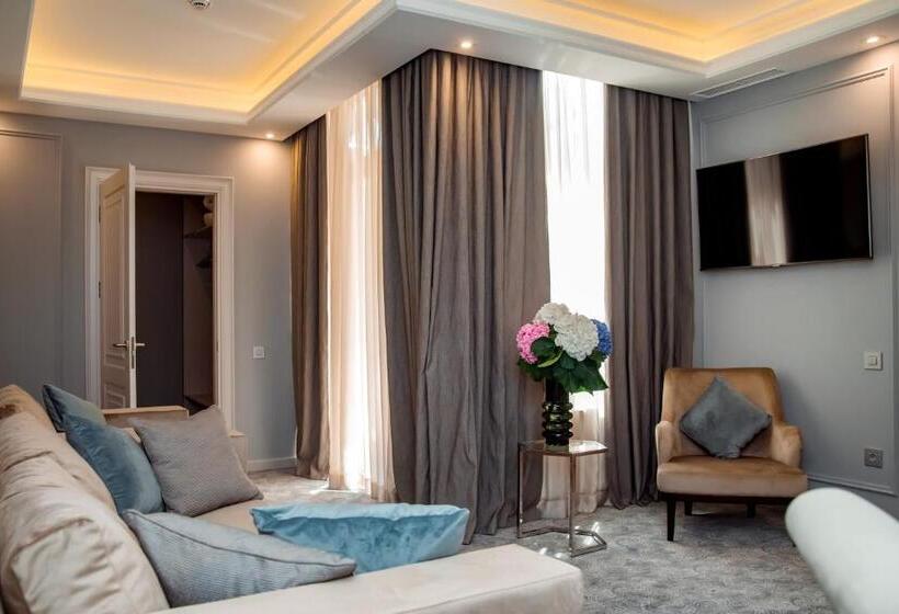 Suite Executivă, Dvoryansky