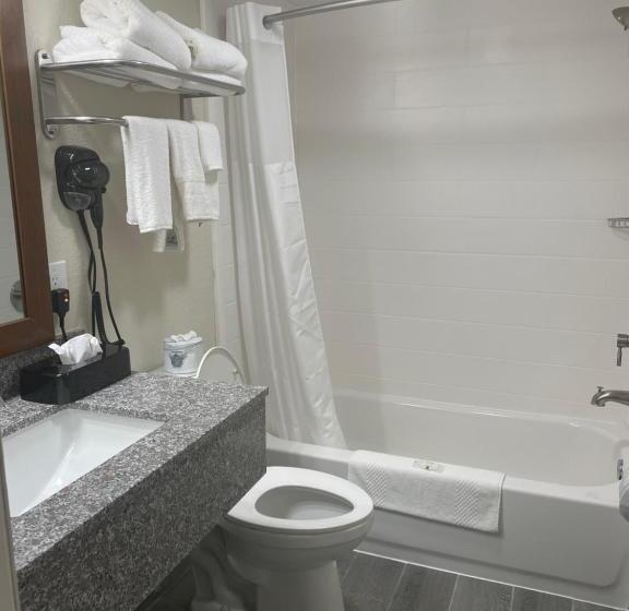 جناح سرير كينج, Quality Inn & Suites Spring Lake   Fayetteville Near Fort Liberty