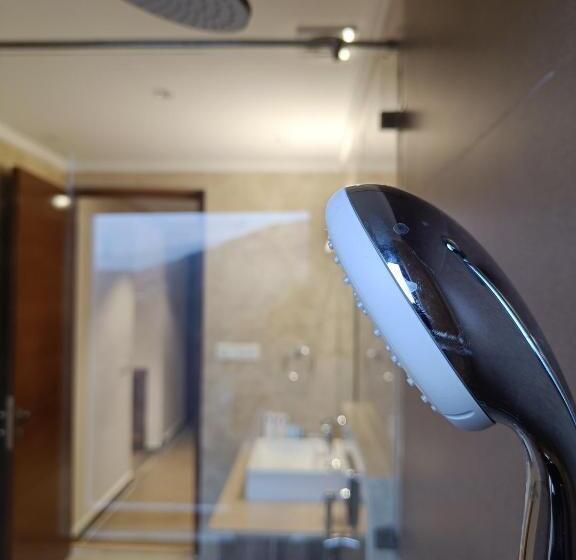 家庭间, The Jungle Mountain Retreat