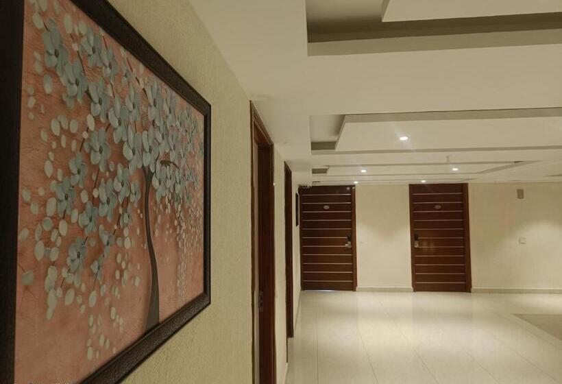 家庭间, The Jungle Mountain Retreat