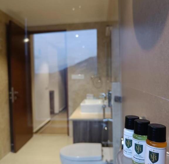 家庭间, The Jungle Mountain Retreat