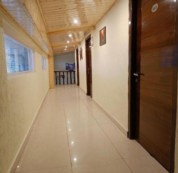 标准间, The Jungle Mountain Retreat