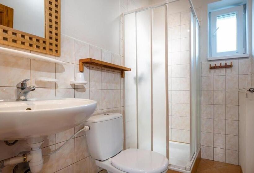 اتاق استاندارد چهارنفره با چشم‌انداز باغ, Penzión Jana