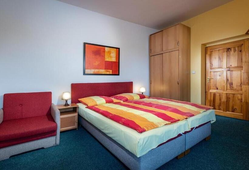 اتاق استاندارد چهارنفره با چشم‌انداز باغ, Penzión Jana