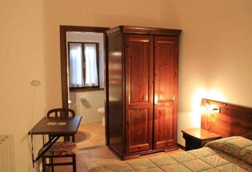 חדר סטנדרט לשלושה, Guerrin Meschino