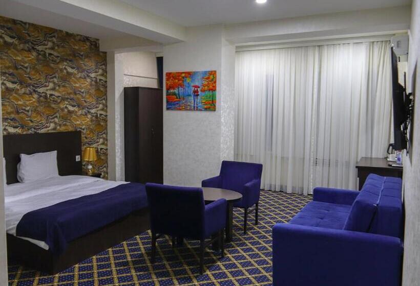 اتاق استاندارد سه نفره, Kristal Inn