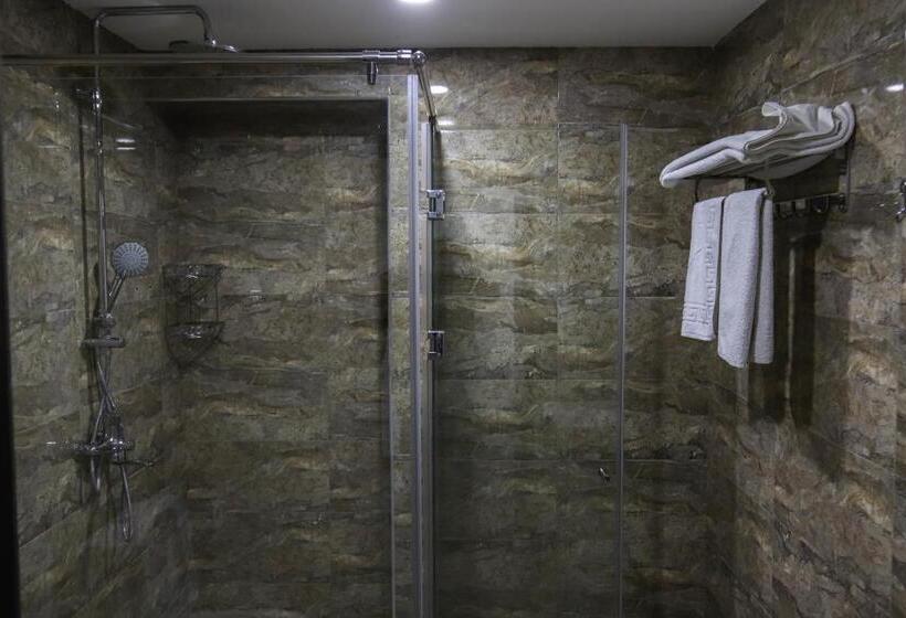 اتاق استاندارد سه نفره, Kristal Inn