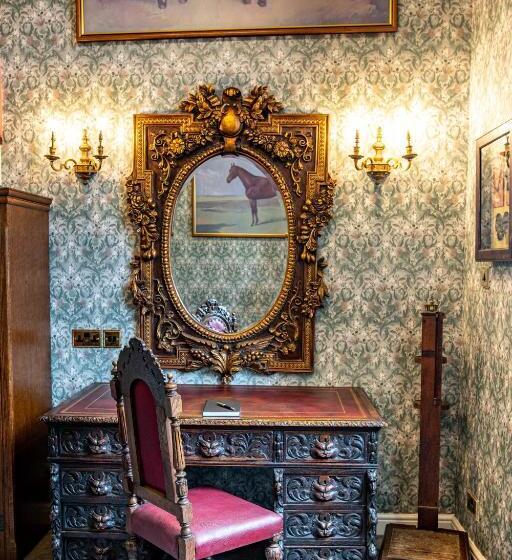 סוויטת ג'וניור, Melville Castle