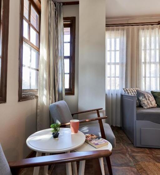 استودیو خانوادگی, Cicerone Apart