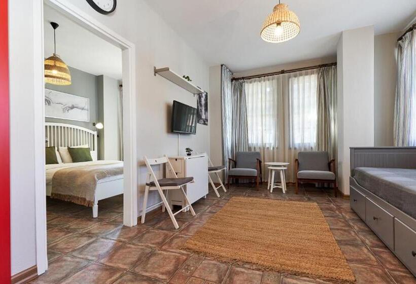 استودیو خانوادگی, Cicerone Apart