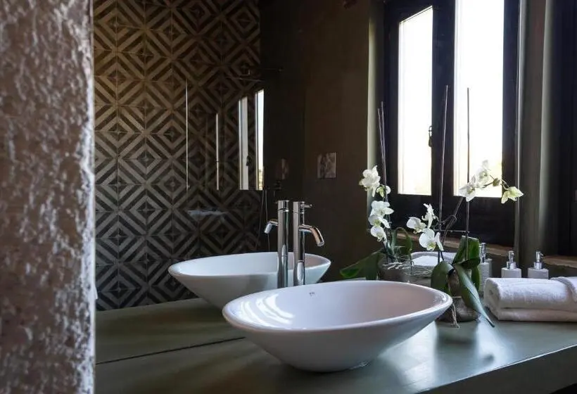 اتاق لوکس با تخت بزرگ, Borgo Delle Pietre