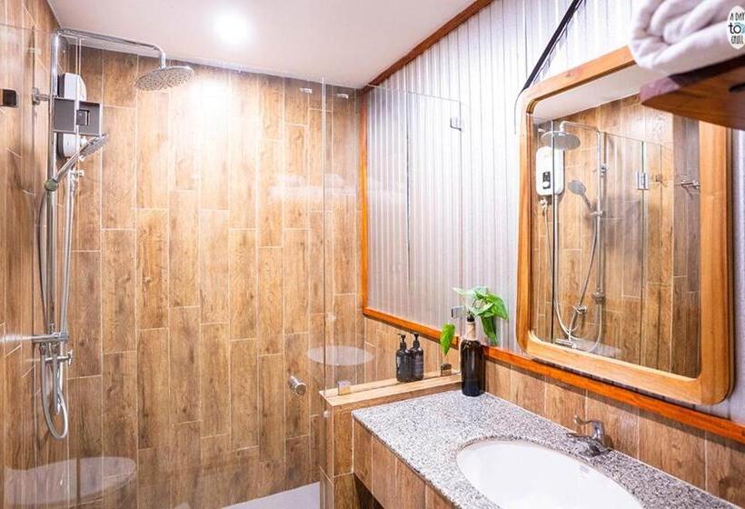 غرفة عائلية, Dugong Village Green