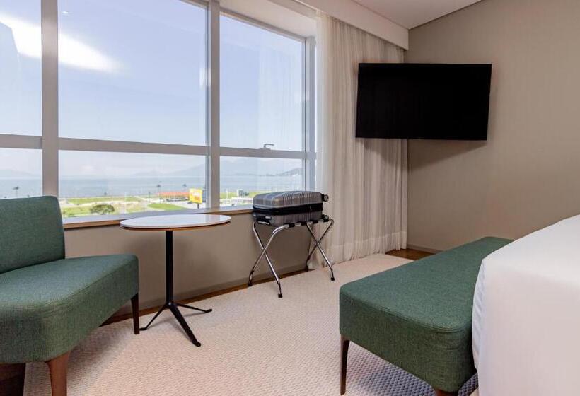 غرفة قياسية مطلّة علي البحر, Kplatz