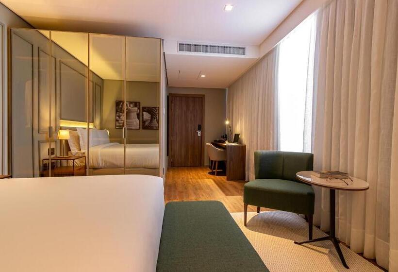 غرفة قياسية مطلّة علي البحر, Kplatz