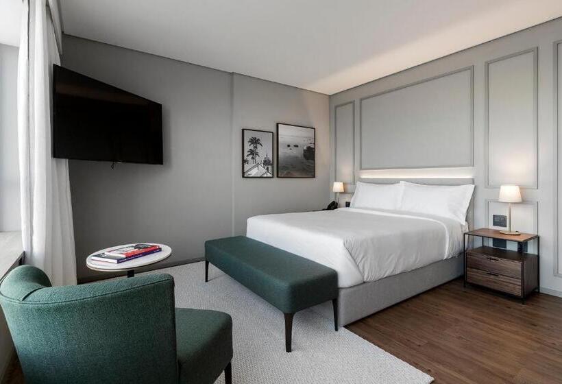 غرفة قياسية مطلّة علي البحر, Kplatz