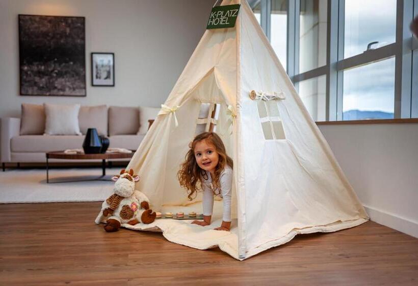 جناح جونيور مطلّ علي البحر, Kplatz