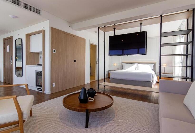 جناح جونيور مطلّ علي البحر, Kplatz