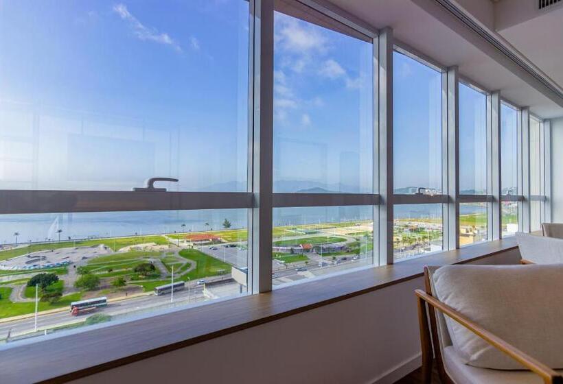 جناح جونيور مطلّ علي البحر, Kplatz