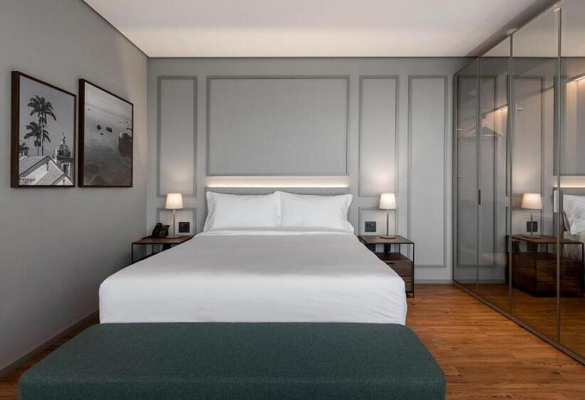 غرفة قياسية مطلّة علي البحر, Kplatz