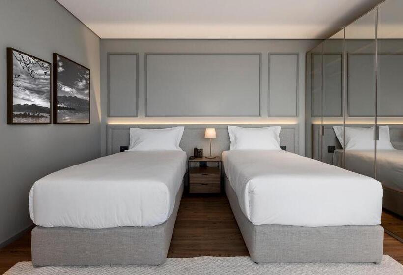 غرفة قياسية مطلّة علي البحر, Kplatz