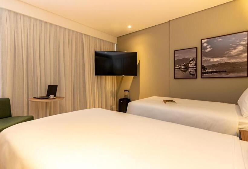 غرفة قياسية مطلّة علي البحر, Kplatz