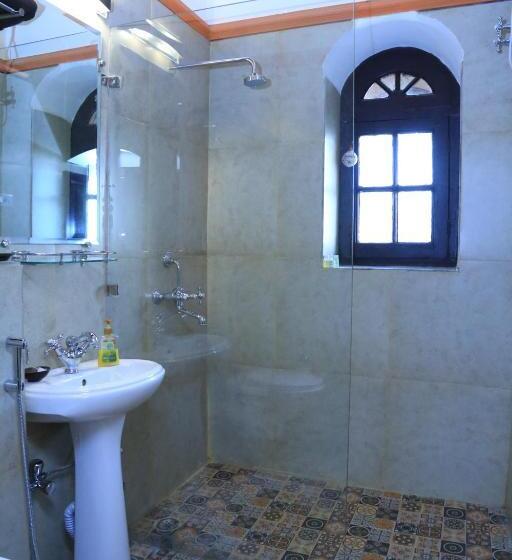 Deluxe Svit, Raghu Vilas